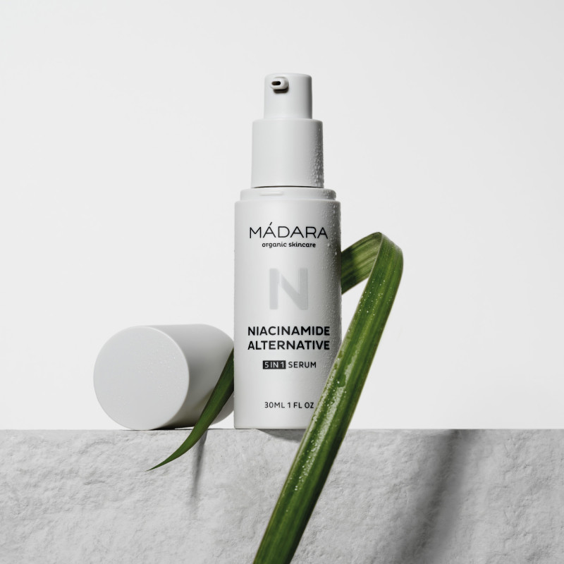 Sérum Botanique Alternatif Niacinamide 5 en 1 – Éclat et uniformité Sérum Botanique Alternatif Niacinamide 5 en 1 – Éclat et uniformité